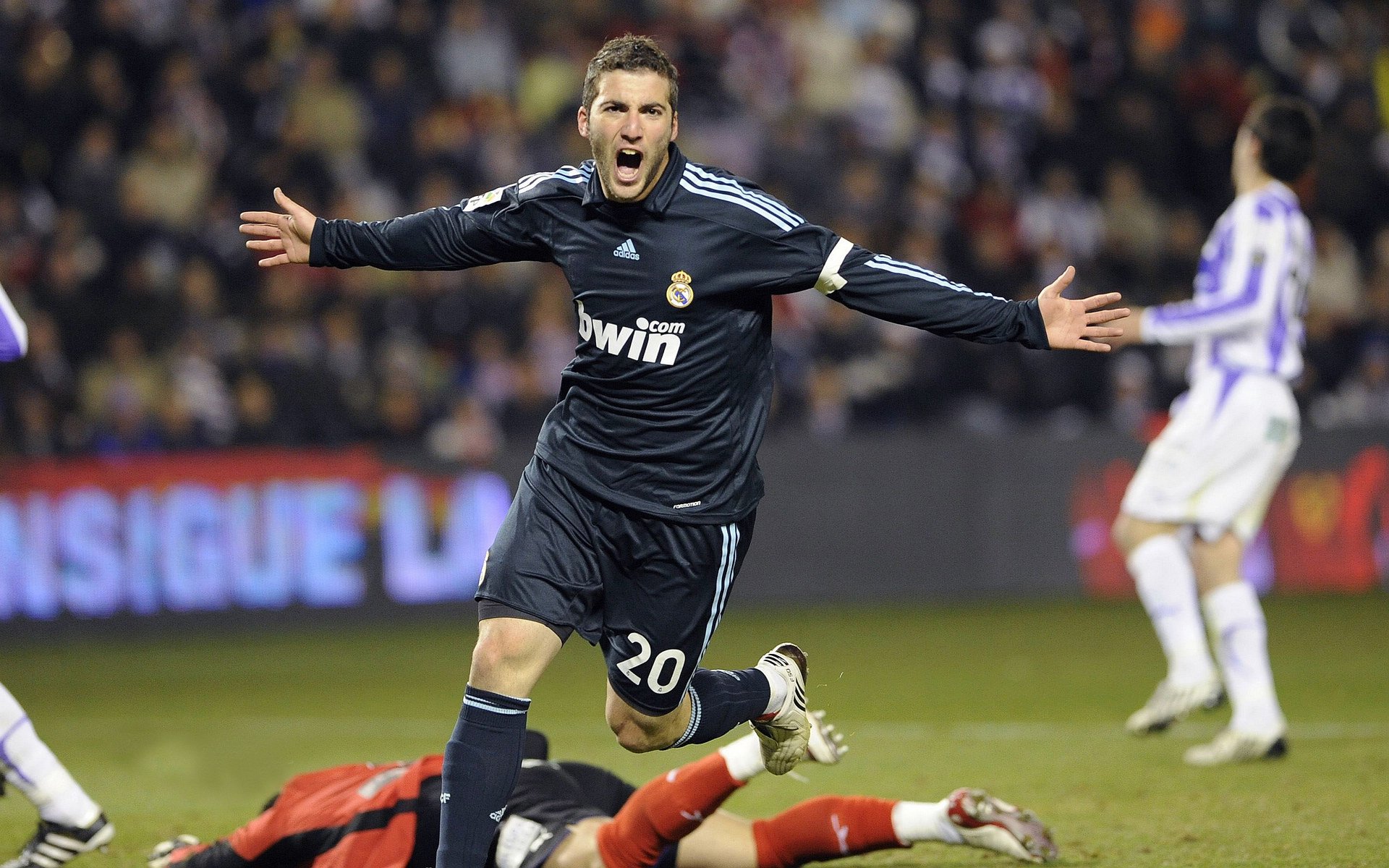 AYX体育-欧洲杯逆境反击：战术调整中的精彩瞬间，欧洲杯反击进球